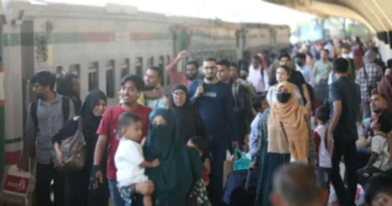 ঈদে ঘরমুখো মানুষের ঢল, কমলাপুর রেলস্টেশন মুখরিত যাত্রীদের উচ্ছ্বাসে