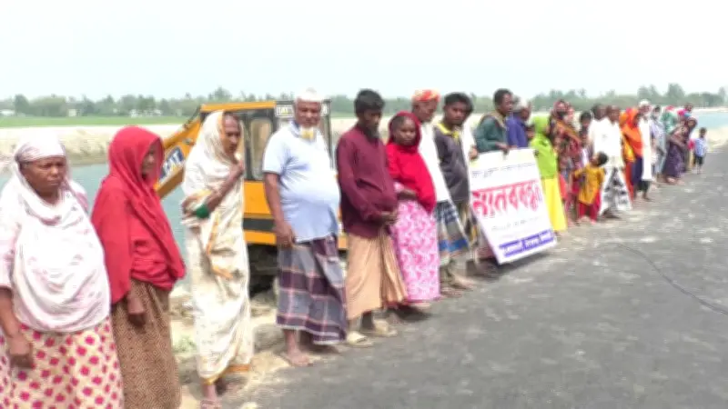 ঝালকাঠিতে খাল খনন প্রকল্পে অনিয়মের অভিযোগ, মানববন্ধনে উত্তেজনা