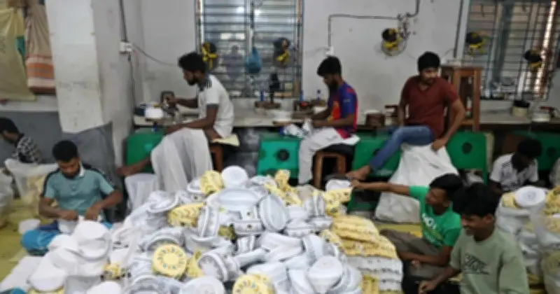 ঈদে টুপি-আতরের বিক্রি কম, ভ্যানে পাঞ্জাবির চাহিদা বাড়ছে