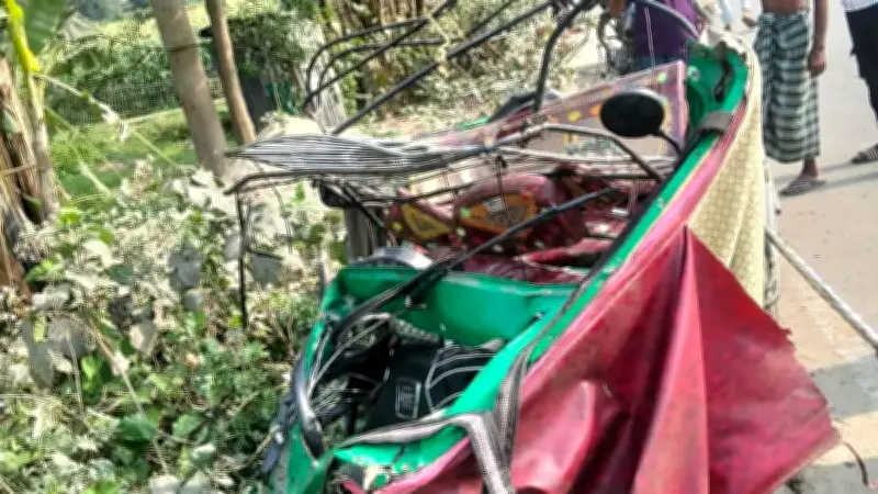 টাঙ্গাইলের ধনবাড়ীতে বাসচাপায় অটোরিকশা দুমড়েমুচড়ে, চালকসহ তিনজন নিহত