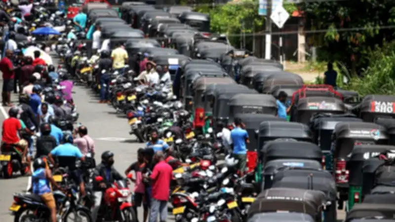 শ্রীলঙ্কায় জ্বালানি সঙ্কটে ৩ দিনের সাপ্তাহিক ছুটি, সুন্দরবনে জেলে জিম্মি উদ্ধার