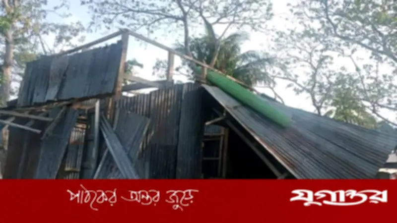 ভোলার চরফ্যাশনে আকস্মিক ঝড়ে শতাধিক ঘরবাড়ি বিধ্বস্ত, ঈদের আগে অর্ধশত পরিবারের দুর্ভোগ