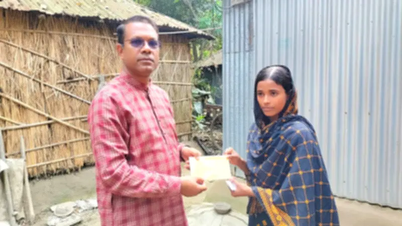 রায়গঞ্জ বন্ধুসভার সহমর্মিতার ঈদ: অদম্য মেধাবী তানজিলা খাতুন পেলেন পড়াশোনার অর্থসহায়তা