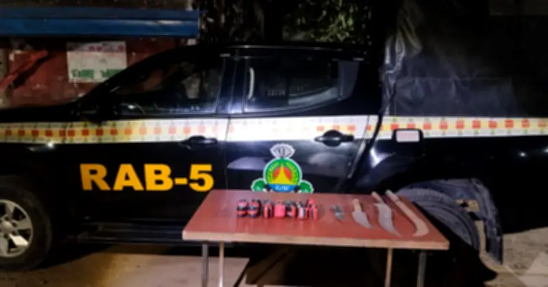 রাজশাহীতে র্যাবের অভিযানে উদ্ধার ২১ ককটেল বিস্ফোরক ও স্থানীয় অস্ত্র