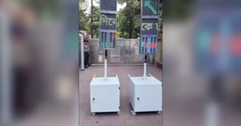 রাজধানীর যানজট কমাতে পুলিশের নতুন অস্ত্র: বহনযোগ্য সিগন্যাল লাইট