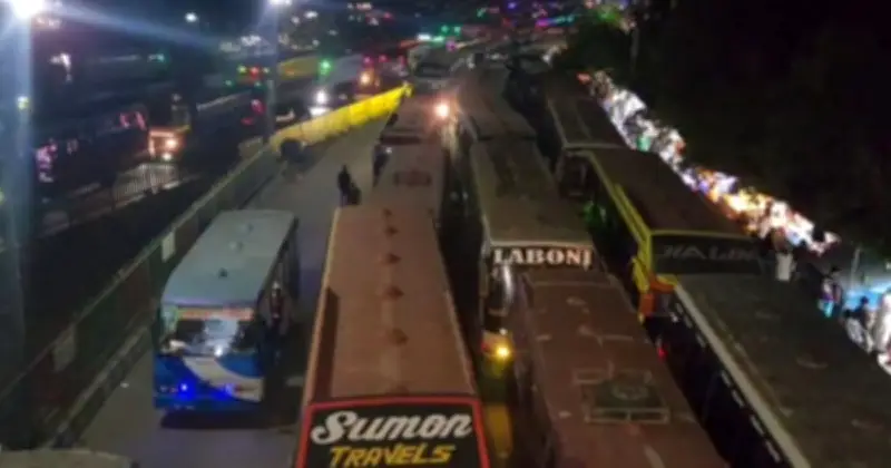 ঈদে ঢাকার সাভারে যানজটে চরম ভোগান্তি, যাত্রীদের উপচে পড়া ভিড়