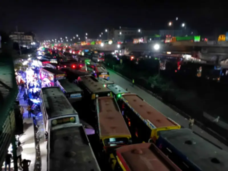 ঈদে গাজীপুরের চন্দ্রা ত্রিমোড় এলাকায় তীব্র যানজট, যাত্রীদের ভোগান্তি