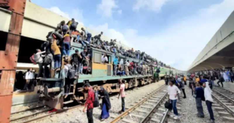 ঈদযাত্রায় ট্রেনে যাত্রীদের ঢল, ছাদে উঠে ঝুঁকি নিয়ে যাত্রা
