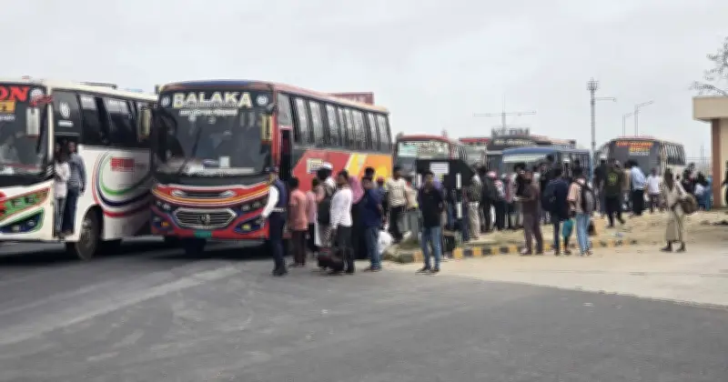পদ্মা সেতুতে যান চলাচল স্বাভাবিক, তবে উত্তর থানায় যাত্রীদের দীর্ঘক্ষণ দাঁড়িয়ে থাকতে হচ্ছে