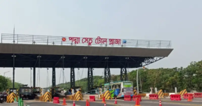 ঈদযাত্রায় পদ্মা সেতুতে যানজট নেই, তবে গাড়ি সংকটে ট্রাকে যাত্রা