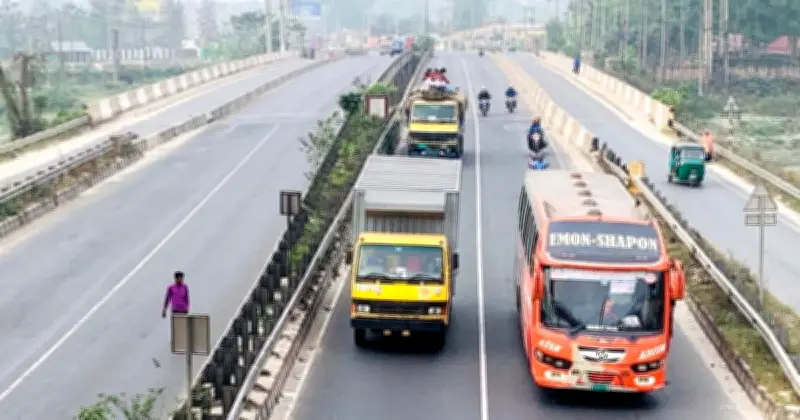 ঈদে বাড়ি ফেরার পথে যমুনা সেতুতে যানবাহনের চাপ বেড়েছে, যানজট নেই