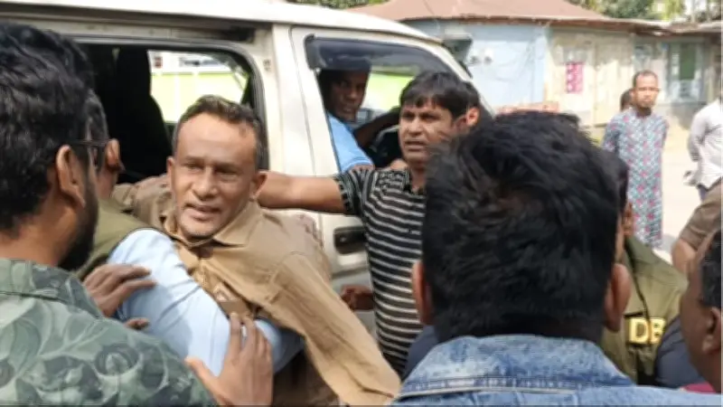 জামিনে মুক্তি পেয়ে জেলগেটে ফের আটক ইউপি চেয়ারম্যান, শেরপুরে মাইক্রোবাস নিয়ন্ত্রণ হারিয়ে নিহত ৩