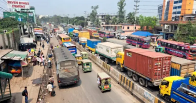 ঈদের আগে গাজীপুরে যানজটের চাপ, কারখানার পর্যায়ক্রমিক ছুটিতে যাত্রী বাড়ছে