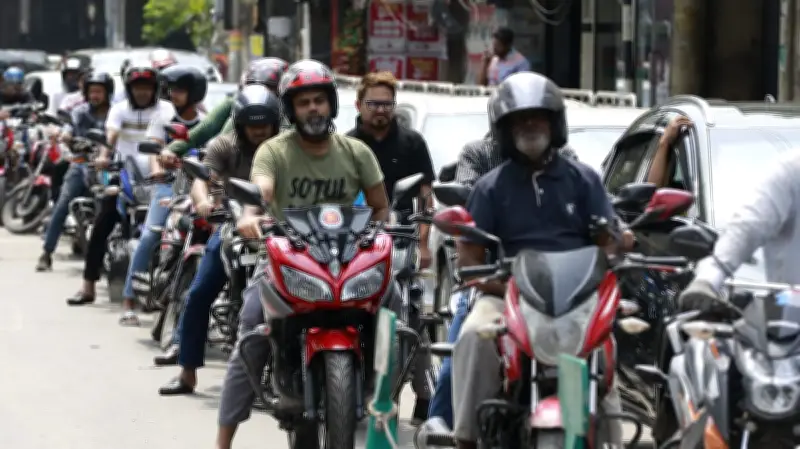 জ্বালানি তেল সংকটে যানবাহনের দীর্ঘ সারি: ঢাকার ফিলিং স্টেশনগুলিতে চাহিদা মেটানো যাচ্ছে না