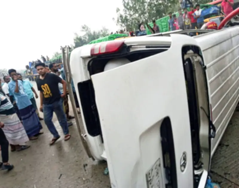 বগুড়ার শেরপুরে মাইক্রোবাস দুর্ঘটনায় তিনজনের মৃত্যু, আহত অন্তত ১০