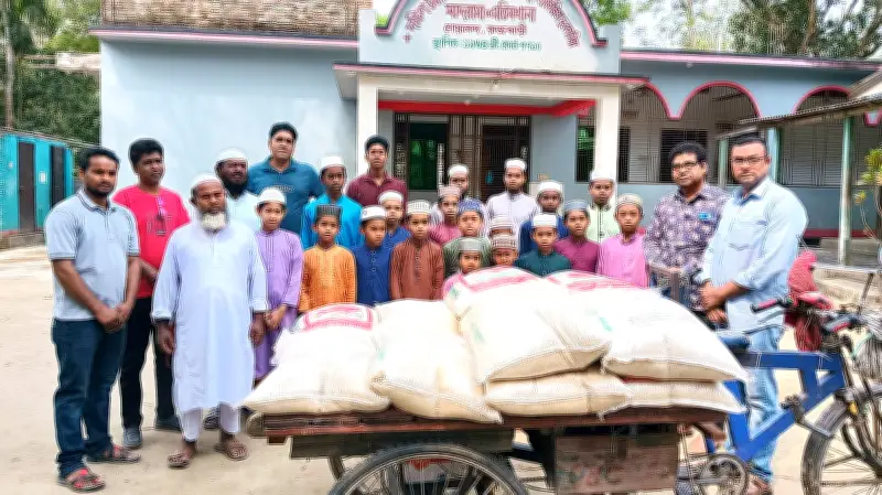 রাজবাড়ী বন্ধুসভার 'সহমর্মিতার ঈদ': মাদ্রাসা ও এতিমখানায় ৭৫০ কেজি চাল ও দেড় লক্ষাধিক টাকার অনুদান