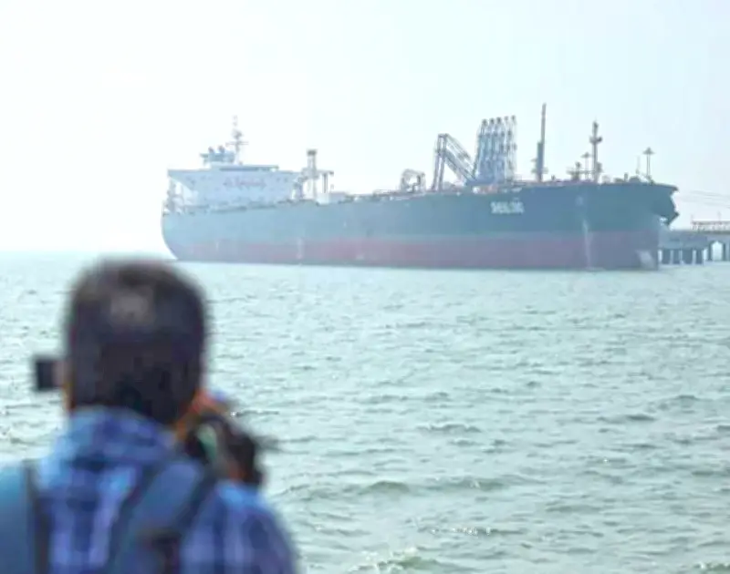 হরমুজ প্রণালি বন্ধে বিশ্ব জ্বালানি বাজারে নতুন সংকটের আশঙ্কা