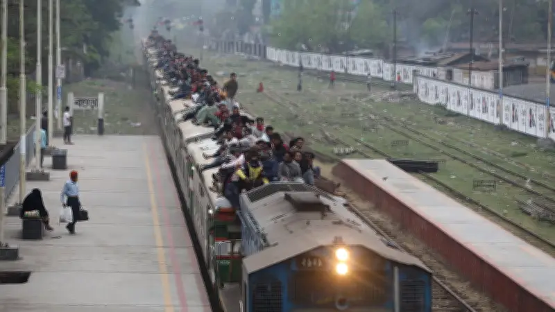 ঈদমেলায় মাটির খেলনা থেকে ট্রেনের ছাদে যাত্রী: একঝলকে দেশের নানা চিত্র