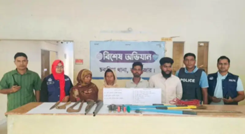 কক্সবাজারের চকরিয়ায় ডাকাতি প্রস্তুতিকালে চারজন গ্রেপ্তার, উদ্ধার বন্দুক ও সরঞ্জাম