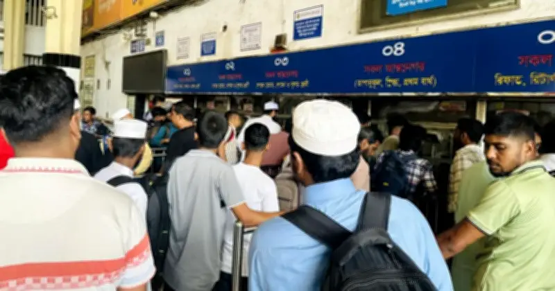 ঈদযাত্রায় কমলাপুর রেলস্টেশনে শিডিউল বিপর্যয় নেই, যাত্রীরা স্বস্তিতে