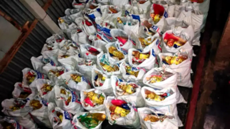 রাতের আঁধারে সুবিধাবঞ্চিতদের ঈদ উপহার বিতরণে গোপালগঞ্জ বিশ্ববিদ্যালয় বন্ধুসভা