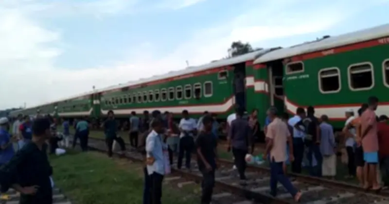 বগুড়ায় ট্রেন লাইনচ্যুত: উত্তরা বাংলার সঙ্গে ঢাকার সংযোগ বিচ্ছিন্ন