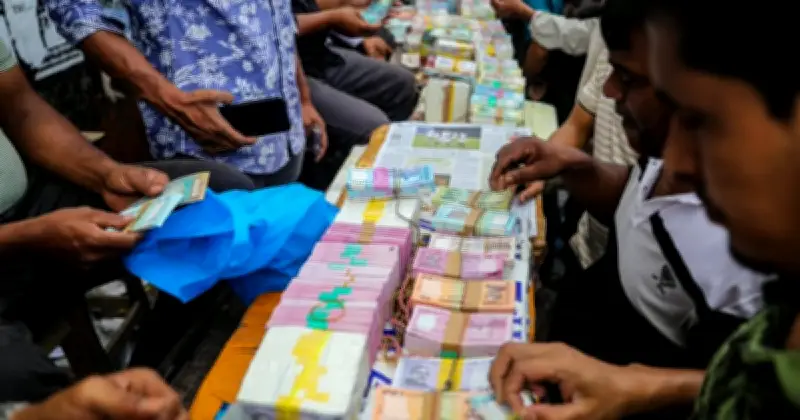 ঈদুল ফিতর সামনে রেখে গুলিস্তানে নতুন টাকার নোটের হাট, ক্রেতাদের ভিড়