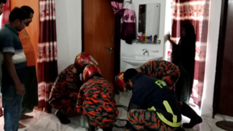 বাংলাদেশের বিভিন্ন অঞ্চলে উদ্ধার অভিযান, নির্বাচনী সহিংসতা ও আন্তর্জাতিক সংকটের খবর