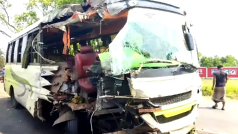 খড়ের আগুনের ধোঁয়ায় সড়ক দুর্ঘটনা, ফেনীতে যুবদল কর্মীর ওপর হামলা ও রেস্টুরেন্ট লুট