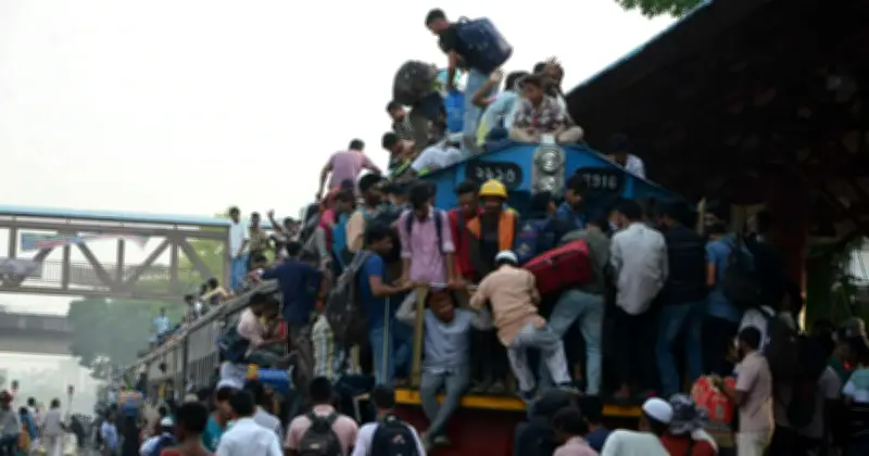 ঈদে ট্রেনের ছাদে যাত্রা: আইন আছে, বাস্তবতা ভিন্ন, কেন বন্ধ হচ্ছে না?