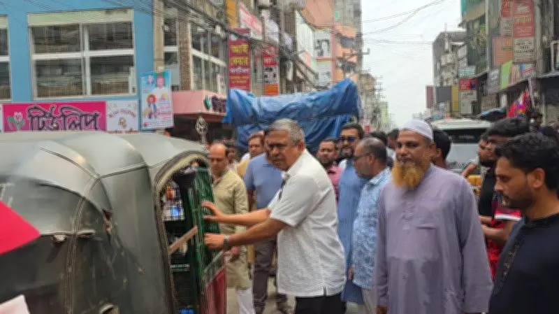 গাজীপুরের শ্রীপুরে যানজটে শৃঙ্খলা ফেরাতে রাস্তায় নেমেছেন সংসদ সদস্য এস এম রফিকুল ইসলাম