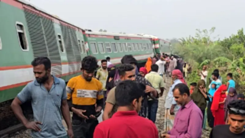 চালকের গাফিলতিতে লাইনচ্যুত ট্রেন, ঈশ্বরদীতে উদ্ধার অভিযান ও অন্যান্য ঘটনা