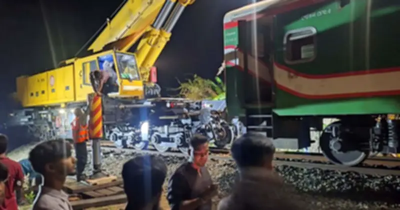 নীলসাগর এক্সপ্রেস লাইনচ্যুত: সহকারী স্টেশন মাস্টার বরখাস্ত, যাত্রীদের ভোগান্তি