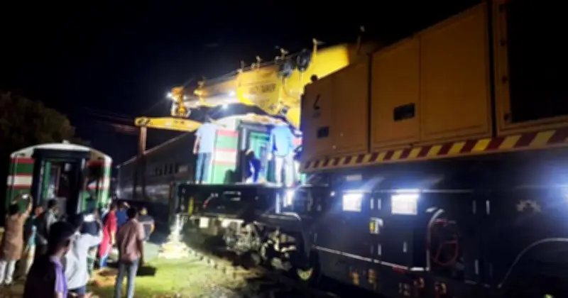 ঈদযাত্রায় নীলসাগর এক্সপ্রেস লাইনচ্যুত, উত্তরাঞ্চলের সঙ্গে ঢাকার রেল যোগাযোগ বন্ধ