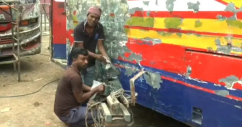 ঈদের ভিড় সামলাতে সাভারে পুরনো বাসের 'অস্থায়ী মেরামত', নিরাপত্তা নিয়ে উদ্বেগ