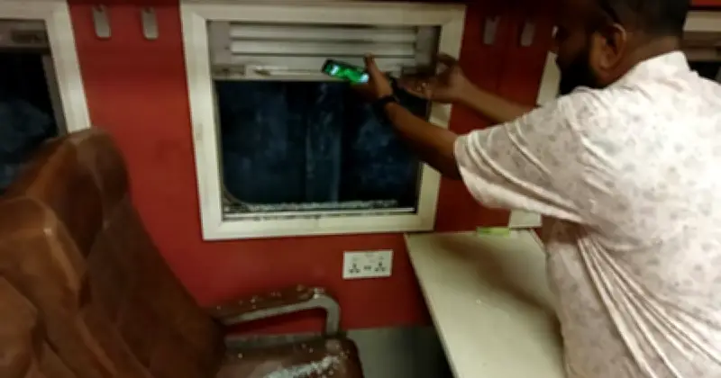 ঈদযাত্রায় পাথর নিক্ষেপে আহত ছয়, সিল্ক সিটি ট্রেনে সহায়তার অভাব নিয়ে অভিযোগ