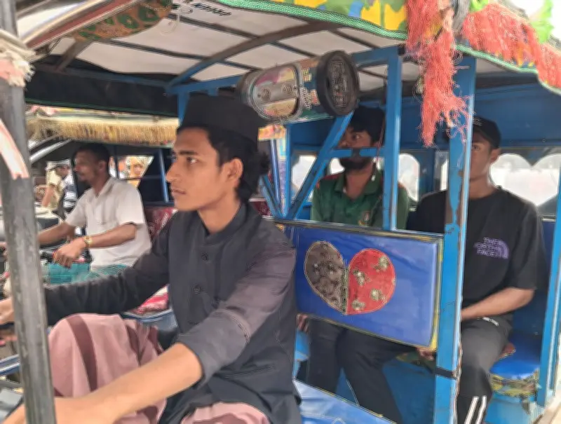 দারিদ্র্যের মাঝে স্বপ্নের পথে হাফেজ আরাফাত: রিকশা চালিয়ে লেখাপড়া চালিয়ে যাচ্ছে