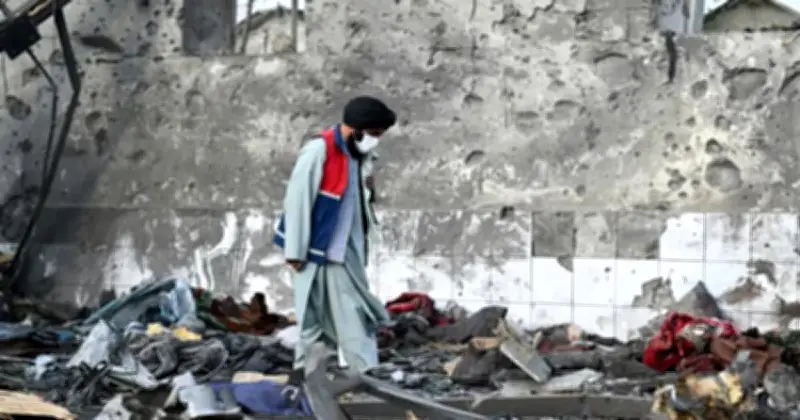 রমজানের শেষে যুদ্ধবিরতি ঘোষণা পাকিস্তান-আফগানিস্তানের, কাবুলে গণকবরে শিকারদের শেষকৃত্য