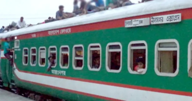 নীলসাগর এক্সপ্রেসের দীর্ঘ বিলম্ব: যাত্রীদের ভোগান্তি ও লাইনচ্যুতির প্রভাব