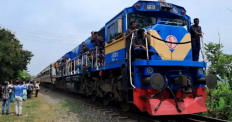 বগুড়ায় ট্রেন দুর্ঘটনার ২১ ঘণ্টা পর উত্তরাঞ্চলে রেল যোগাযোগ পুনরায় শুরু