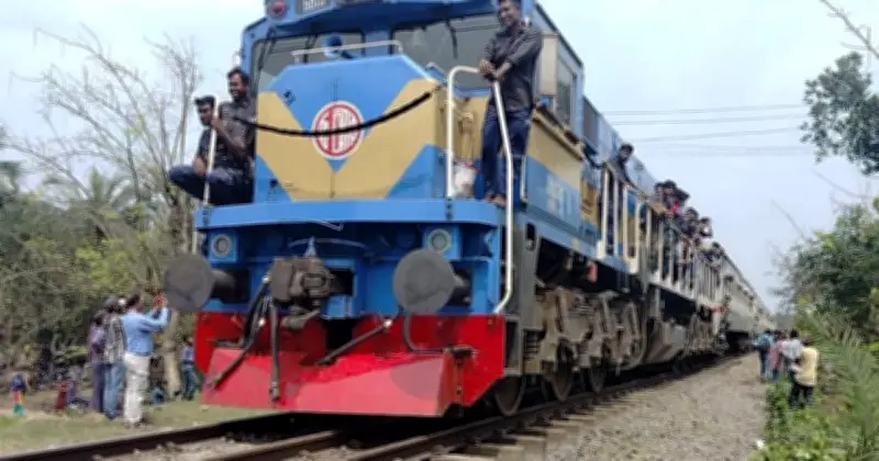 বগুড়ার সান্তাহারে ট্রেন দুর্ঘটনার ২১ ঘণ্টা পর সংস্কার লাইনে চলাচল শুরু