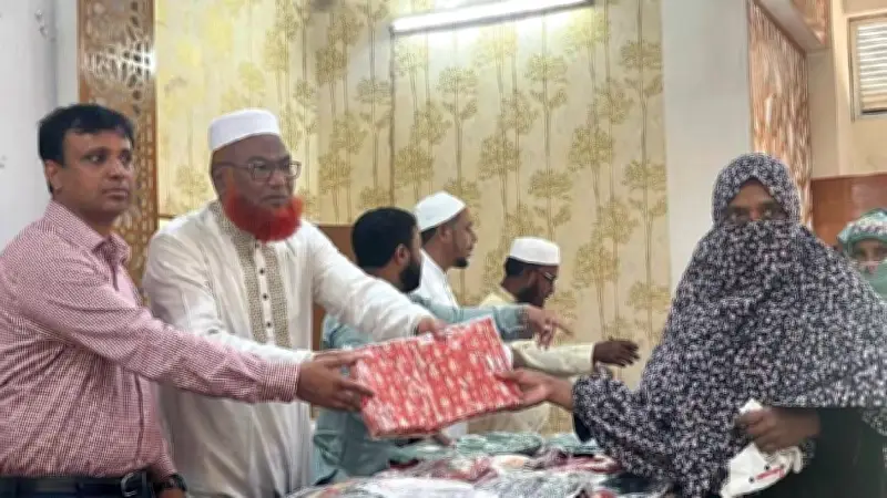 মেহেরপুরে প্রধানমন্ত্রীর ত্রাণ ভাণ্ডার থেকে সুবিধাবঞ্চিতরা শাড়ি পেলেন, খুলনায় ঈদের জামাত প্রস্তুতি সম্পন্ন