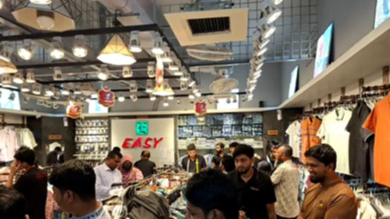 ঈদ কেনাকাটার শেষ সময়ে রাজধানীর শপিং মল ও ফুটপাতে ক্রেতাদের উপচে পড়া ভিড়