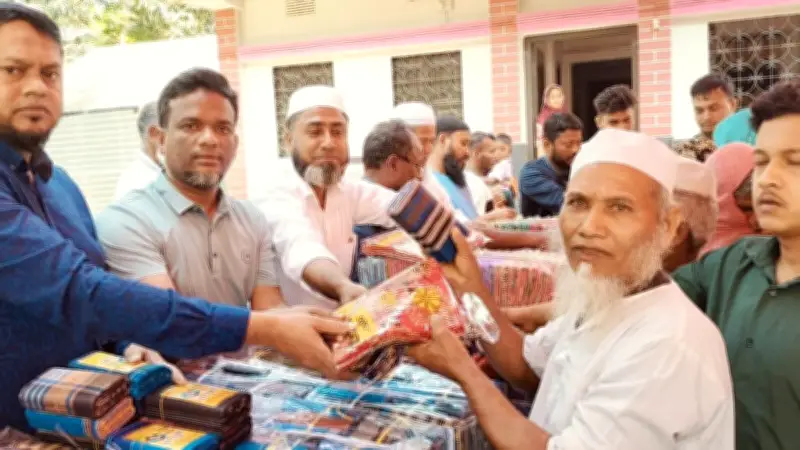 রাজাপুরে যুবদল নেতার ঈদ উপহার বিতরণ, মেহেরপুরে প্রধানমন্ত্রীর ত্রাণ ভাণ্ডার থেকে শাড়ি বিতরণ