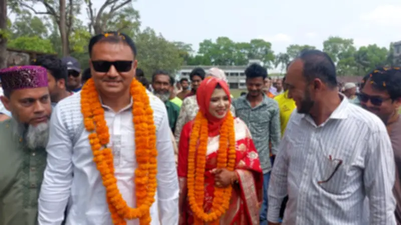 কুমিল্লায় বাস উলটে আহত ২০, রাজাপুরে যুবদল নেতার ঈদ উপহার বিতরণ