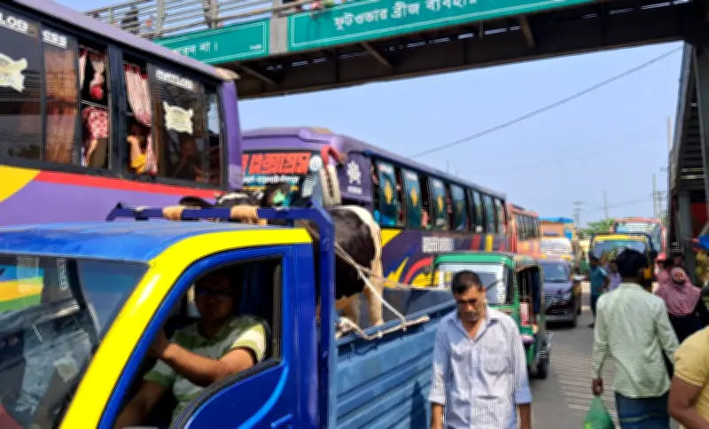 ঈদের আগে যানজটে বিপর্যস্ত যাত্রীরা, কুমিল্লার দাউদকান্দিতে মহাসড়কে স্থবিরতা