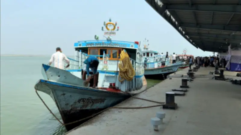 পদ্মা নদীতে যাত্রীবাহী লঞ্চ ও তেলবাহী জাহাজের সংঘর্ষে আহত ১০