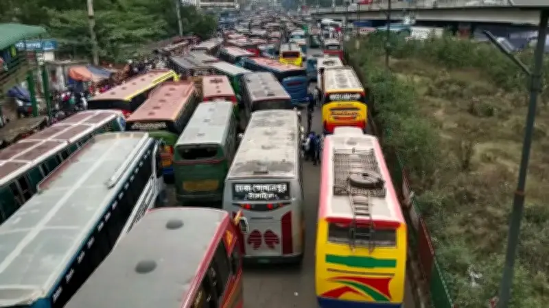 ঈদে যানজট ও দুর্ঘটনায় ভোগান্তি, ত্রাণ বিতরণে আনন্দের ছোঁয়া