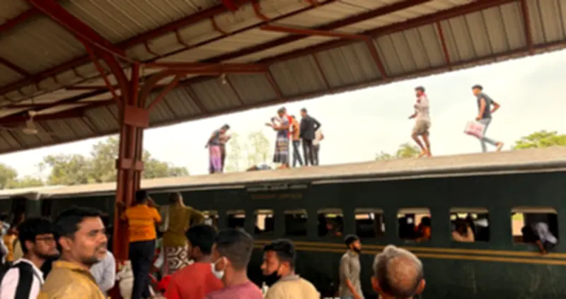 রাজবাড়িতে ট্রেনের ছাদে চড়ে চলার সময় ব্রিজে ধাক্কা লেগে যুবকের মৃত্যু