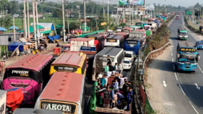ঈদের আগে ঢাকা-টাঙ্গাইল মহাসড়কে ২০ কিলোমিটার যানজট, রাস্তায় দুর্ঘটনায় মৃত্যু